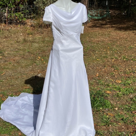 Mermaid style short sleeved wedding dress size 12 NWT - Picture 11 of 16